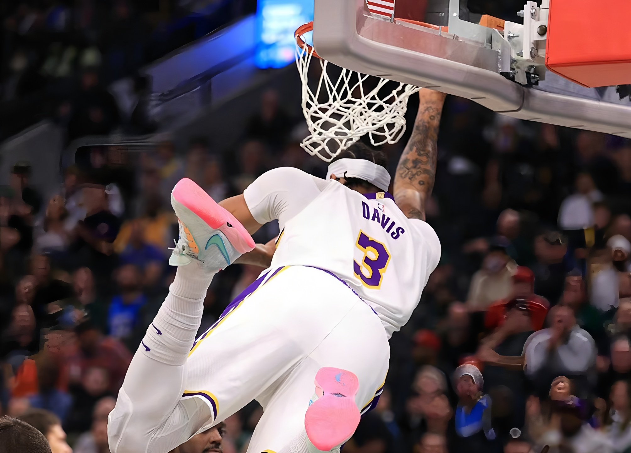 詹姆斯关键节点突破纪录，日本队带队取胜！的简单介绍